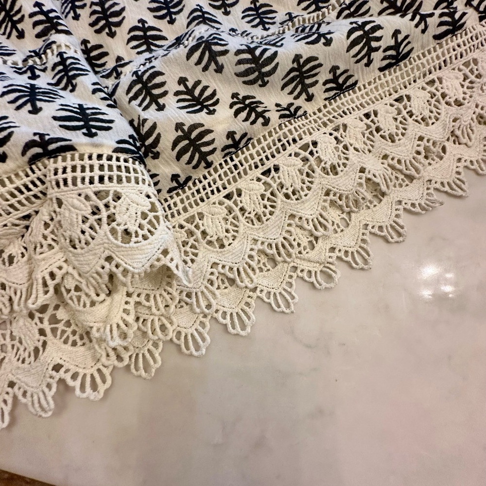 Old Navy Black and White Chemise with Geometric Pattern - Picture 3 of 6